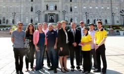 photo of workers in front of Quebec Assembly